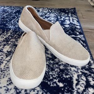 STEVE MADDEN beige flat shoes! super cute